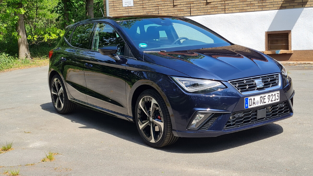 Seat Ibiza FR внешне почти не отличается от дорестайлинговой версии