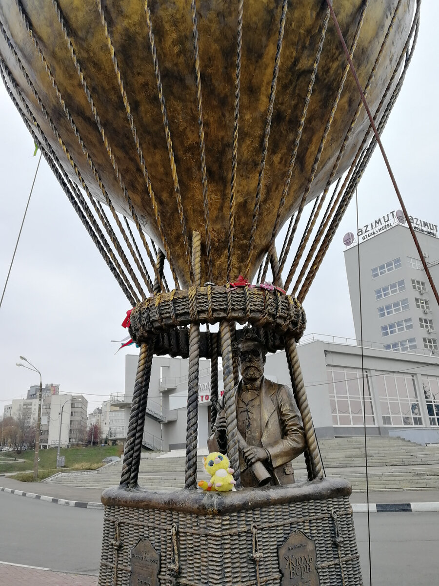 Моня в Нижнем Новгороде на памятнике Жулю Верну