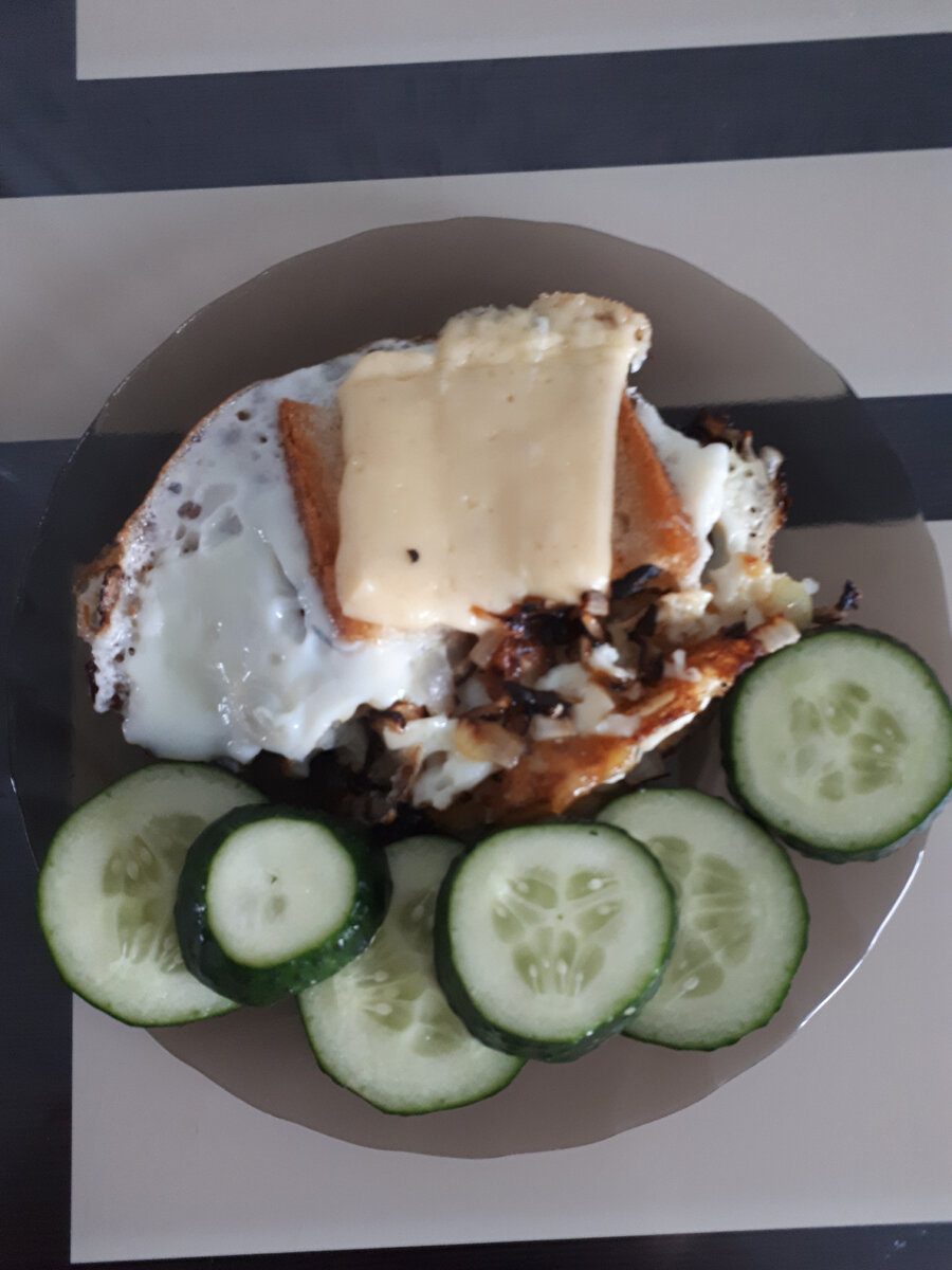 Мой завтрак. Яйца с луком, хлеб с сыром, огурец