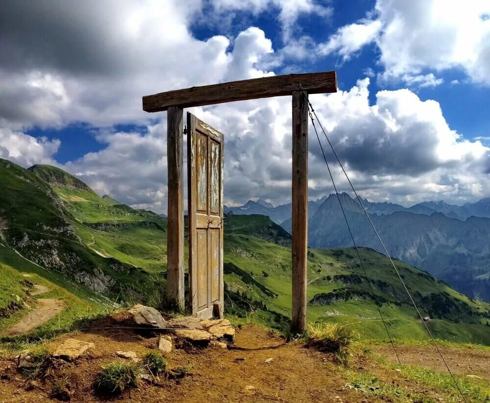 Дверь в горах