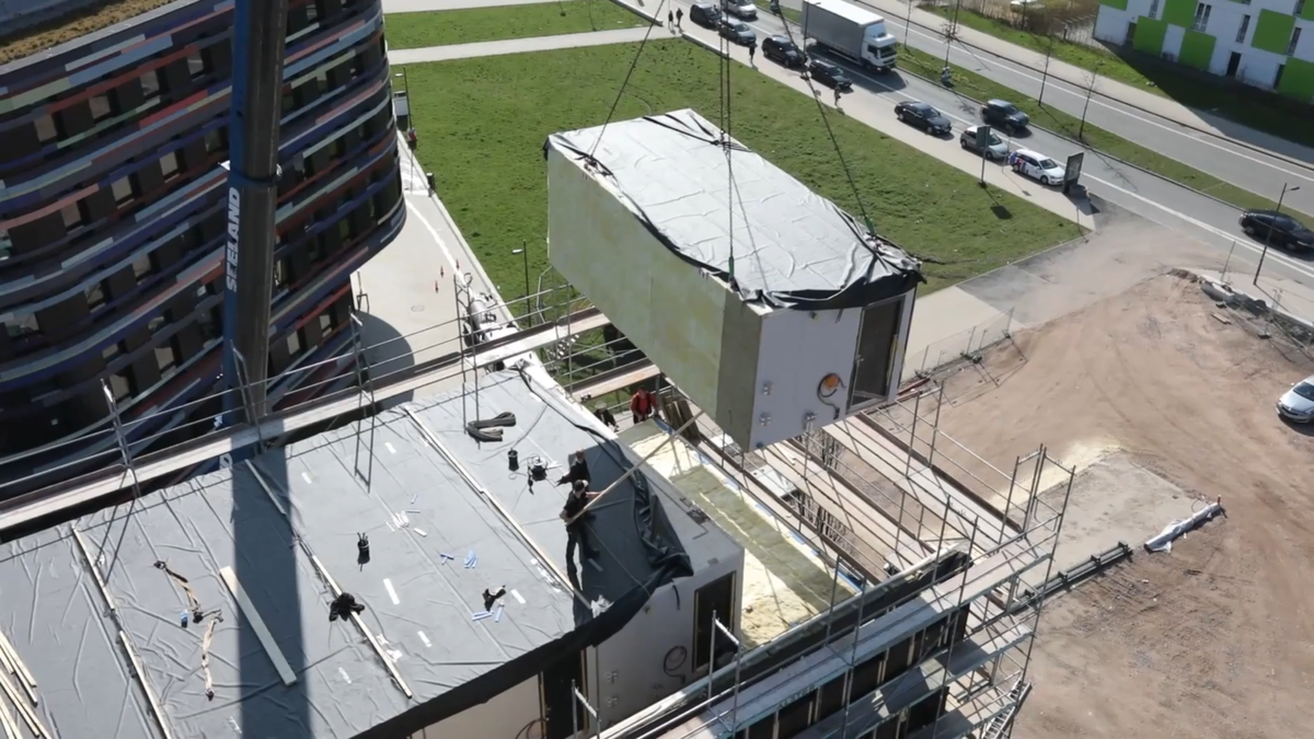 Монтаж CLT-модулей при строительстве здания Universal Design Quartier по проекту Sauerbruch Hutton. Изображение с сайта sauerbruchhutton.de