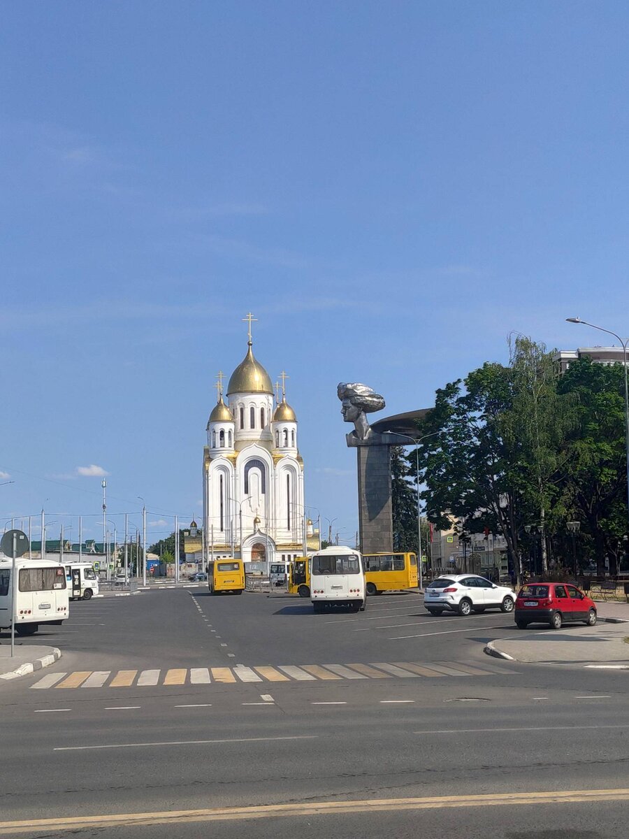 В роли Гамлета - памятник юным революционерам на Вокзальной площади г. Иваново
