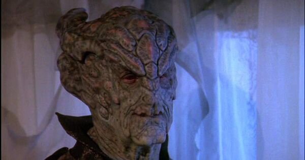 Высокопоставленный дракх в императорском дворце на Центавре