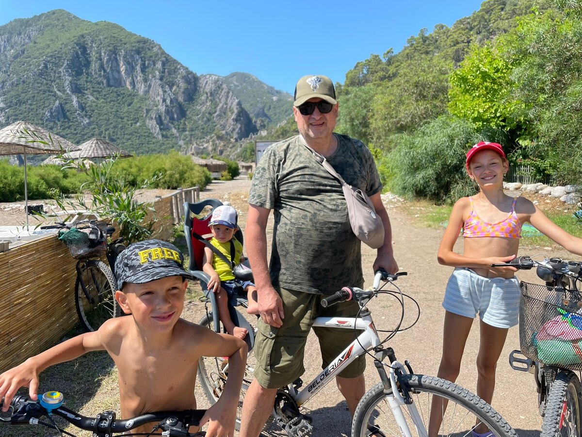 Сейчас тусят в Чиралы)