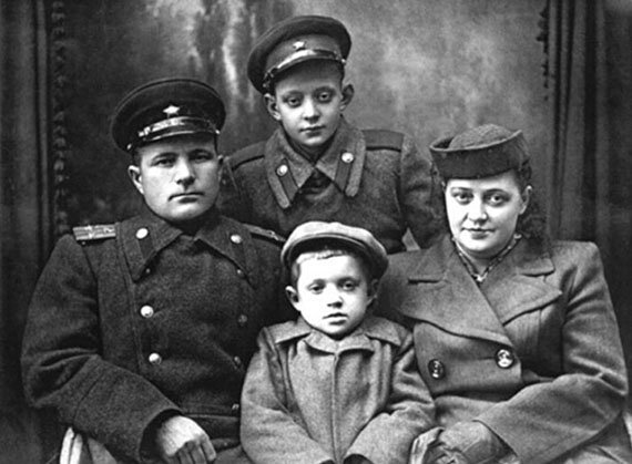 Лев Перфилов с родителями и братом Юрой. Фото из передачи «Воспоминание»