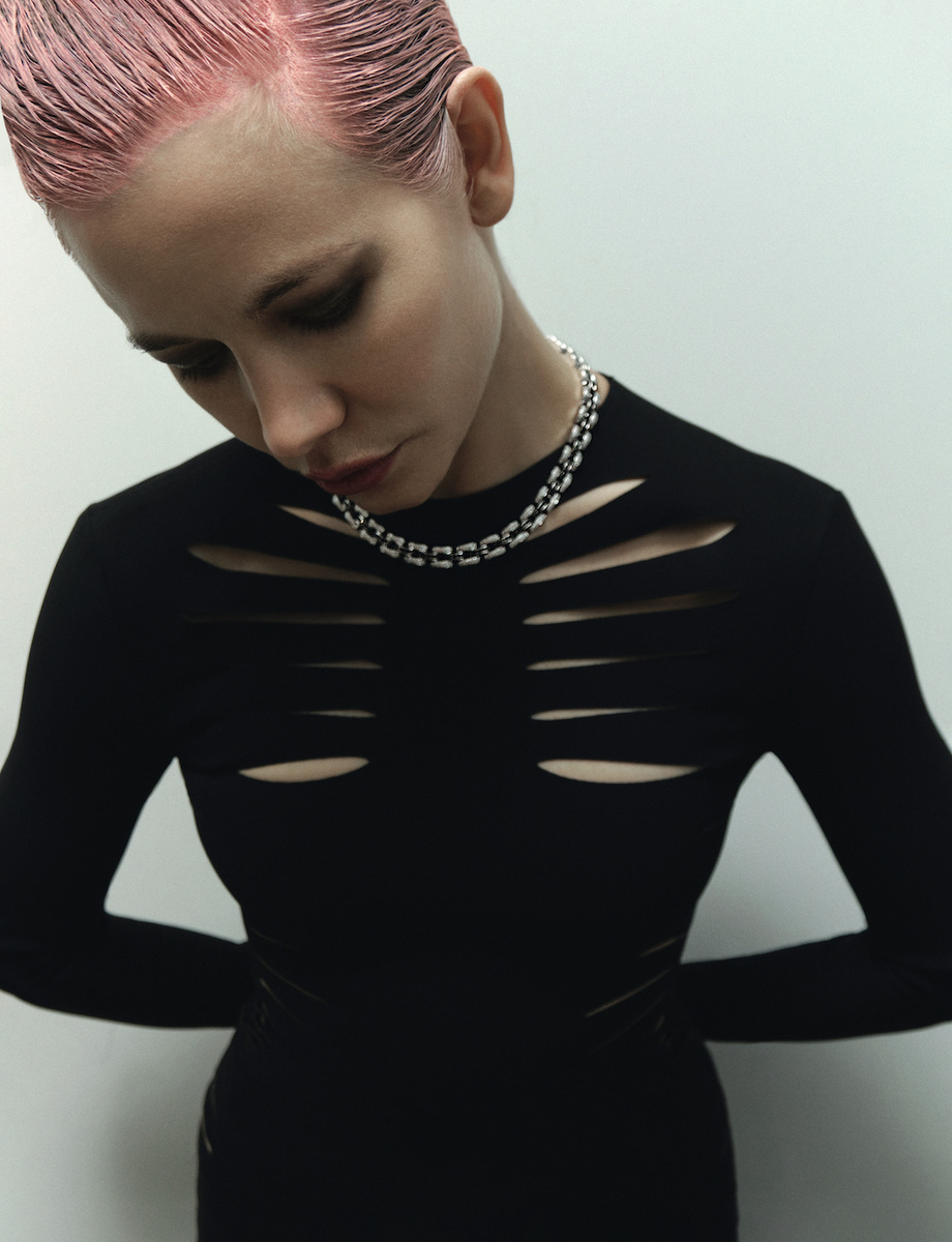     Платье Tom Ford (ЦУМ); колье La Strada, золото, бриллианты, Chopard