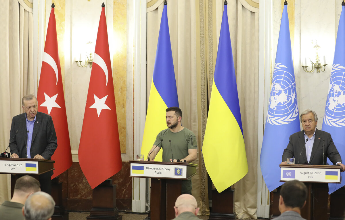    Президент Турции Реджеп Тайип Эрдоган, президент Украины Владимир Зеленский и генсек ООН Антониу Гутерриш  EPA-EFE/MYKOLA TYS