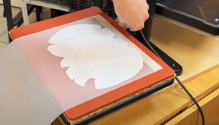 Фото 8. Укладываем обсыпанное клеевым порошком в пресс 