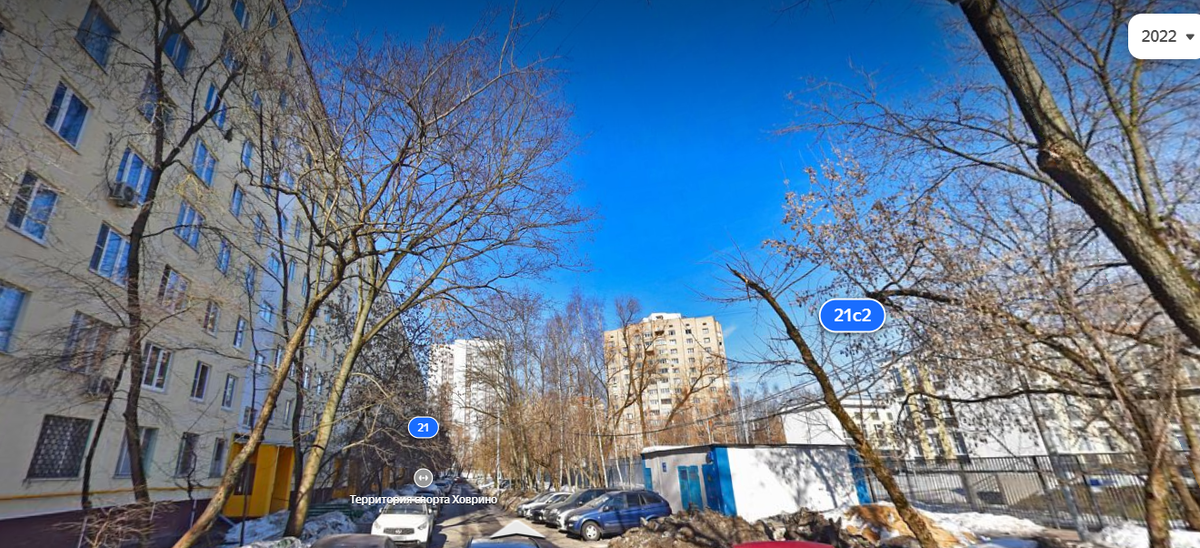 В Ховрино дома стоят плотно друг к другу. Очень часто рядом с пятиэтажкой можно увидеть дом нулевых годов