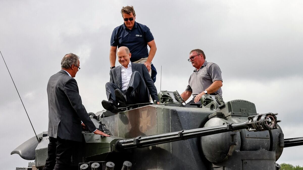    Канцлер Германии Олаф Шольц залез на ЗСУ Gepard во время встречи с украинскими военными© AFP 2022 / Pool/Axel Heimken