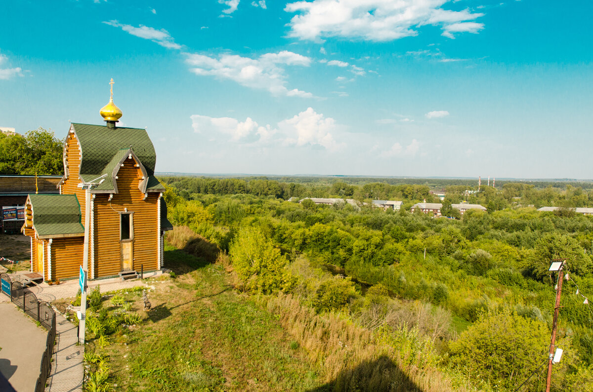 Вид со смотровой площадки. Под часовней внизу два источника