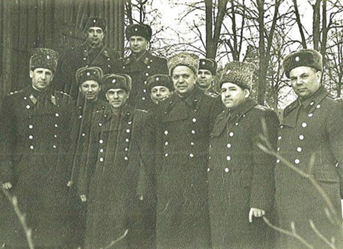 Полковник Антощенко в центре первого ряда.