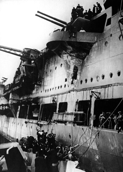 AP Photo/TASSВыжившие на борту "Арк Ройяла" после попадания торпеды, 14 ноября 1941 года