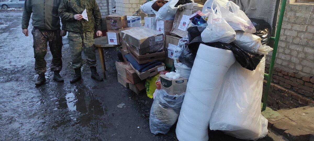 Вторым ребятам ушли от нас сладости, чаи, сгущёнка. Как видно посылок много, неравнодушных тоже много. У нас, помогающих, нет списков "наших" или "ваших". Списки общие, все "болеем" за наших мужчин. Помогаем по мере возможностей. Идёт машинка, передаем на весь полк. 