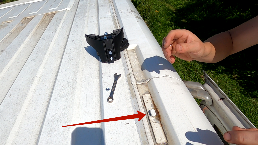 Крепление багажной системы у фургонов типа Jumper в виде грибка