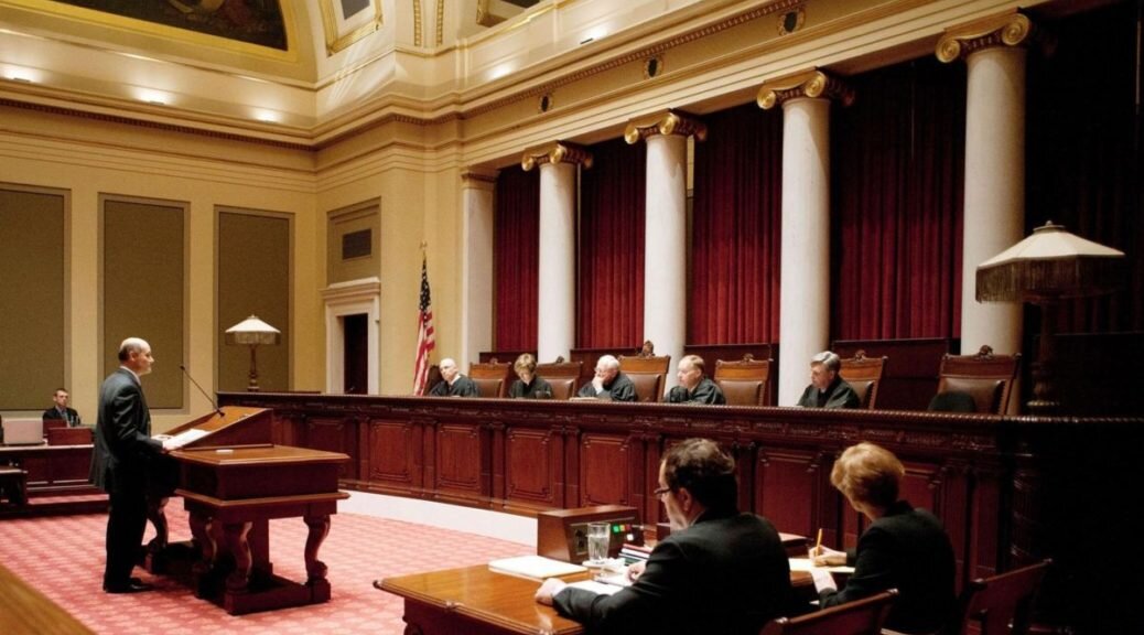 Американская судебная система относится к англосаксонской правовой семье, где прецедент считается источником права