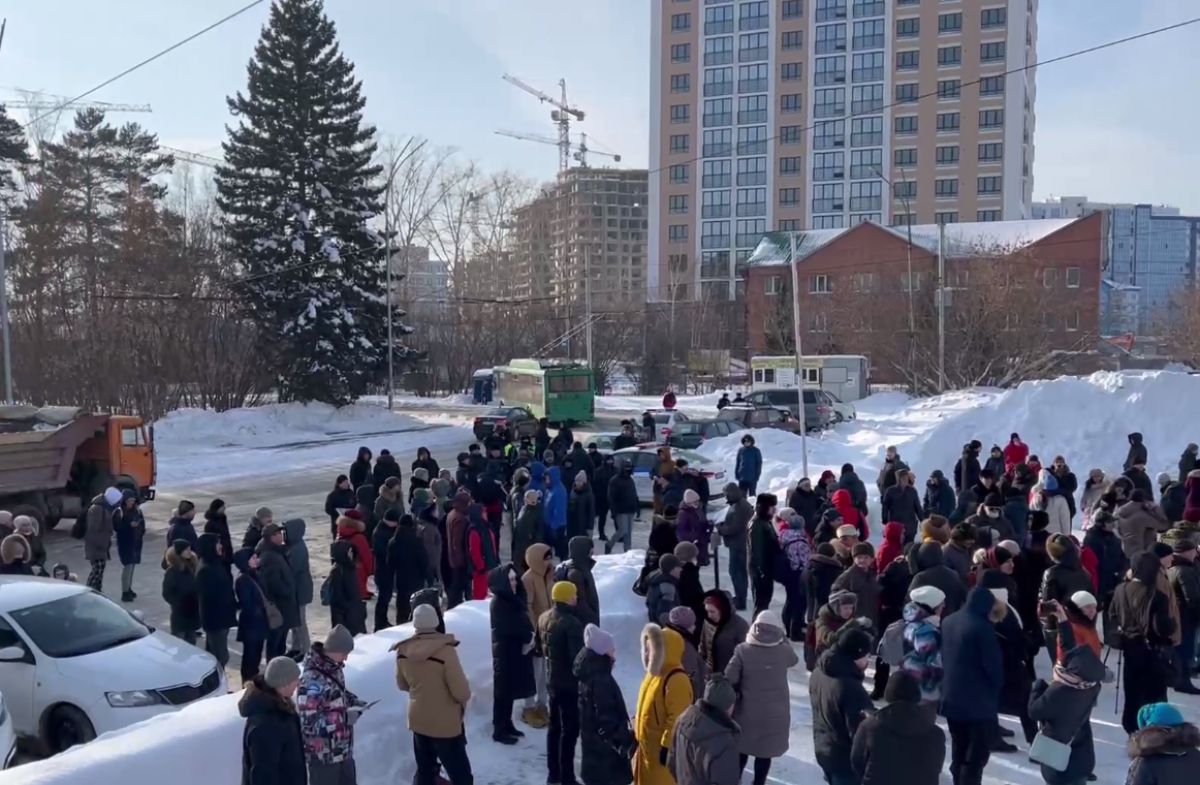 Митинг в новосибирске 9 мая 2024. Митинг. Застройка Косинских полей. Люди в городе в снегопад. Митинг в Новосибирске сегодня.