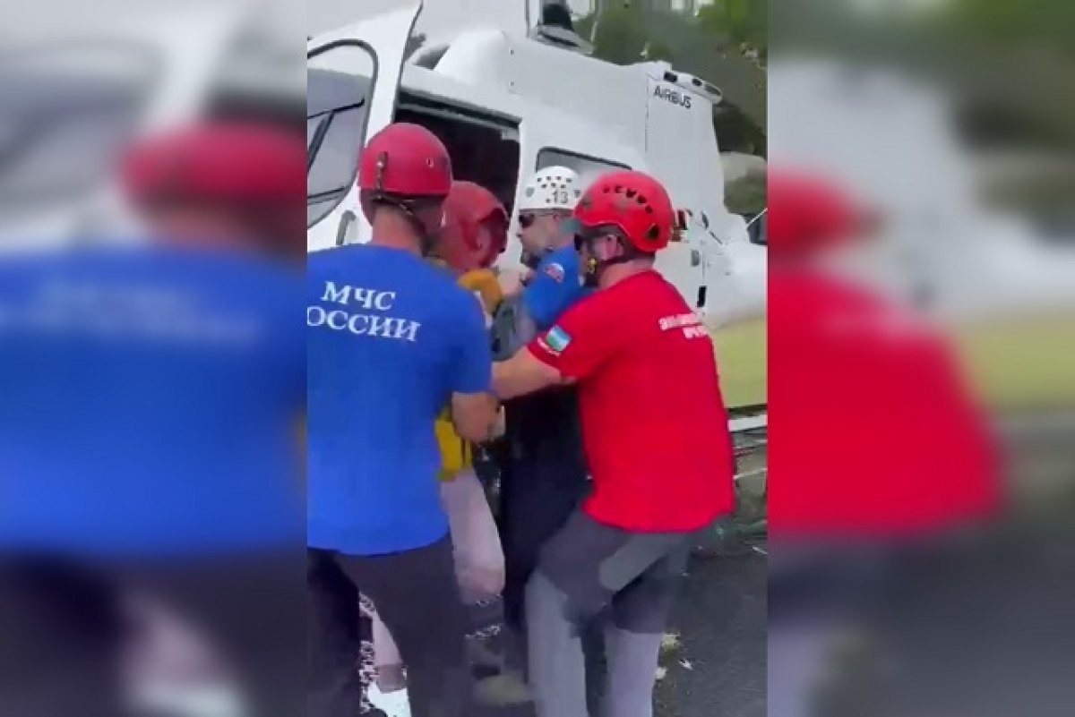    Пострадавших при камнепаде в КБР альпинистов эвакуировали на вертолёте