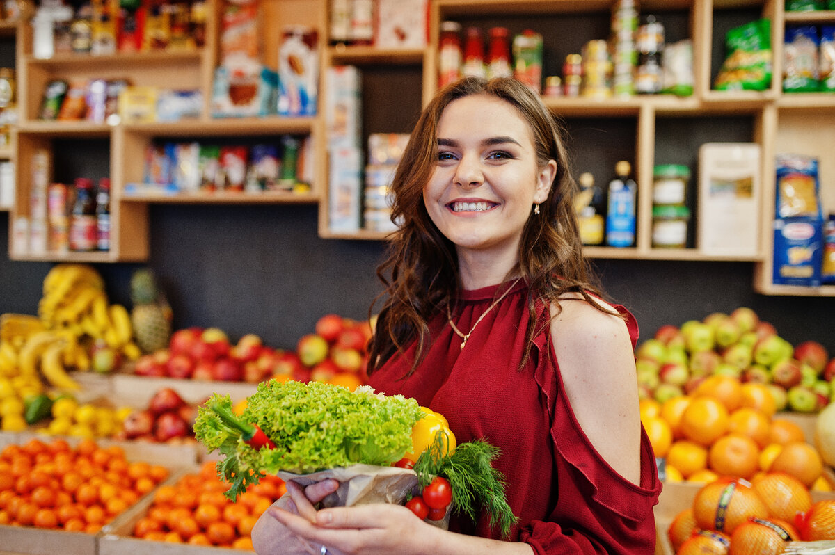 <a href="https://ru.freepik.com/free-photo/girl-in-red-holding-different-vegetables-on-fruits-store_26472608.htm#page=2&query=%D0%BF%D1%80%D0%BE%D0%B4%D0%B0%D0%B2%D0%B5%D1%86%20%D0%BE%D0%B2%D0%BE%D1%89%D0%B5%D0%B9%20%D0%B8%20%D1%84%D1%80%D1%83%D0%BA%D1%82%D0%BE%D0%B2&position=31&from_view=search&track=ais">Изображение от ASphotofamily</a> на Freepik