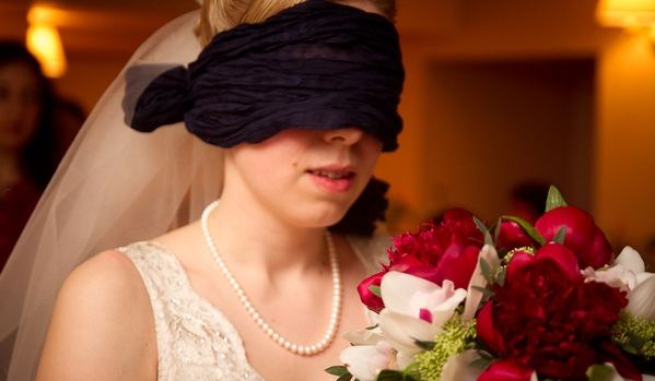 Завязывали глаза и отдавали вслепую 