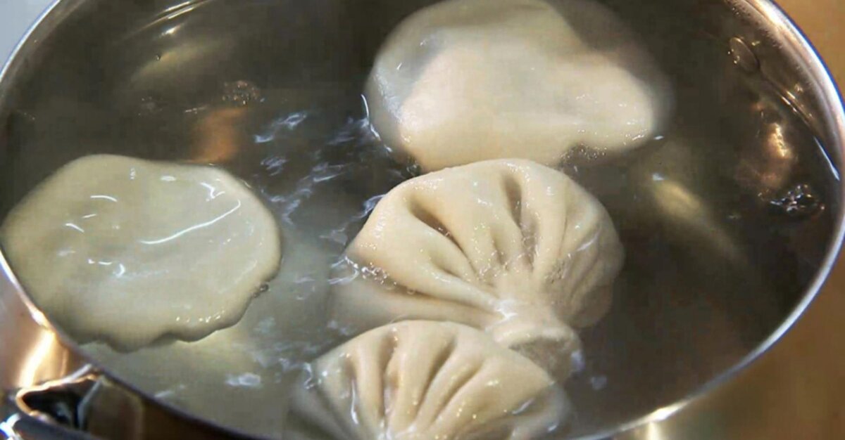 Как правильно варить хинкали. Замороженные хинкали грузия. Кастрюля для хинкали. Хинкали варёные в кастрюле. Пельмени в кастрюле.