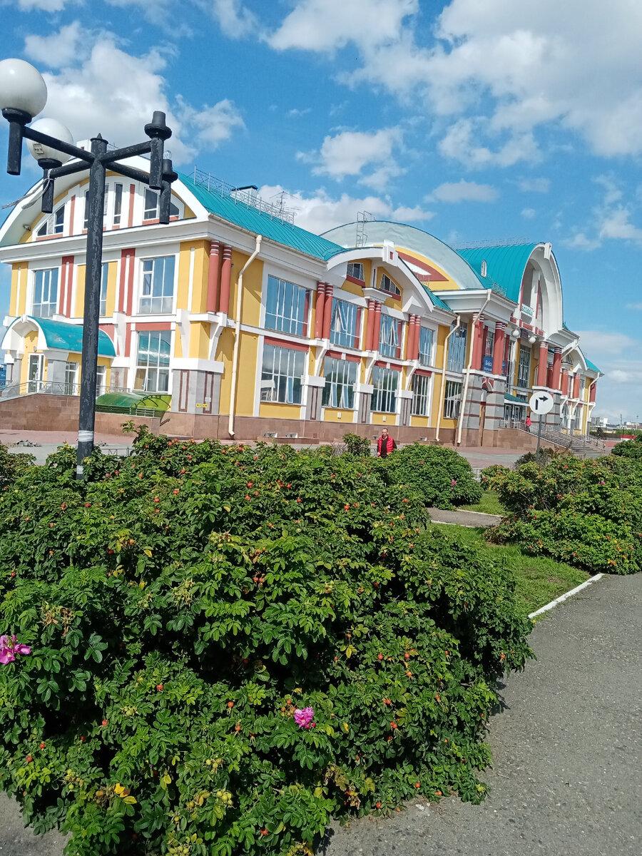 Вокзал Бийска. Конечный пункт железной дороги по пути в Горный Алтай. 