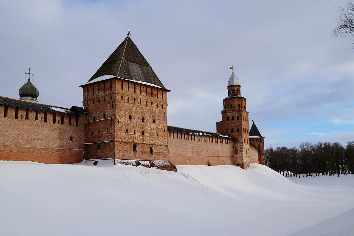 Вид на башни Покровскую, Кокуй, Княжую. 03.2023.