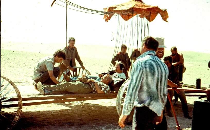 1. Некоторые критики пририсовывали ноги названия фильма к картине Юрия Желябужского «Дина дзу-дзу» (1926).-9