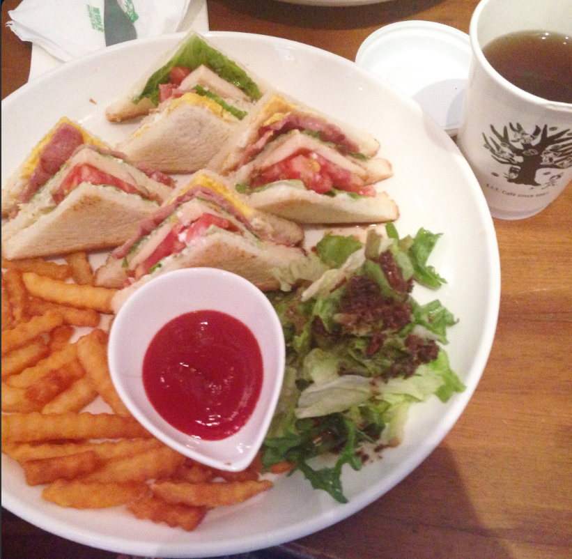 Клаб сендвич и имбирный чай