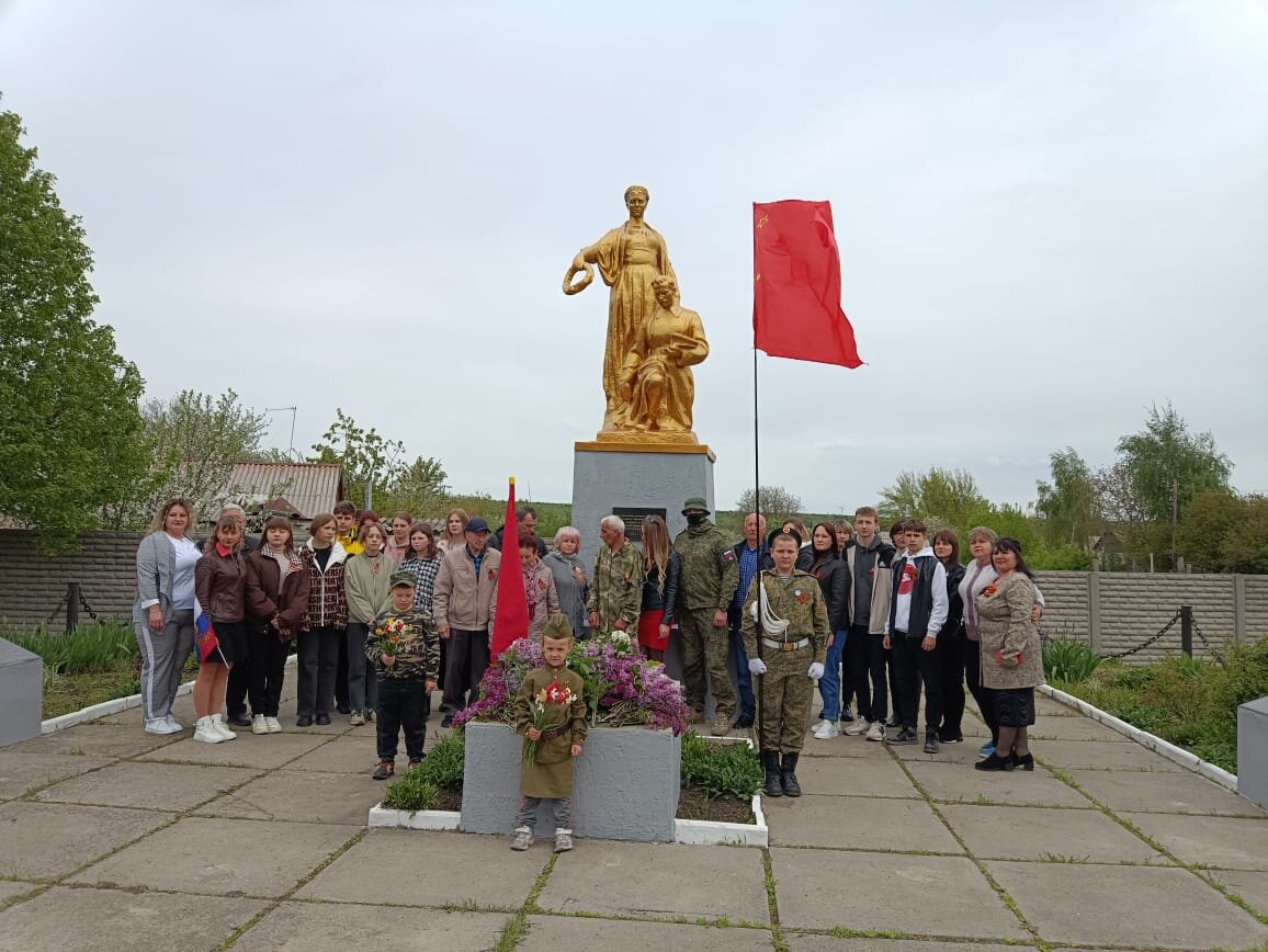Луганские коммунисты РКРП(б)-КПСС вместе со сторонниками на праздновании 9 мая 2023