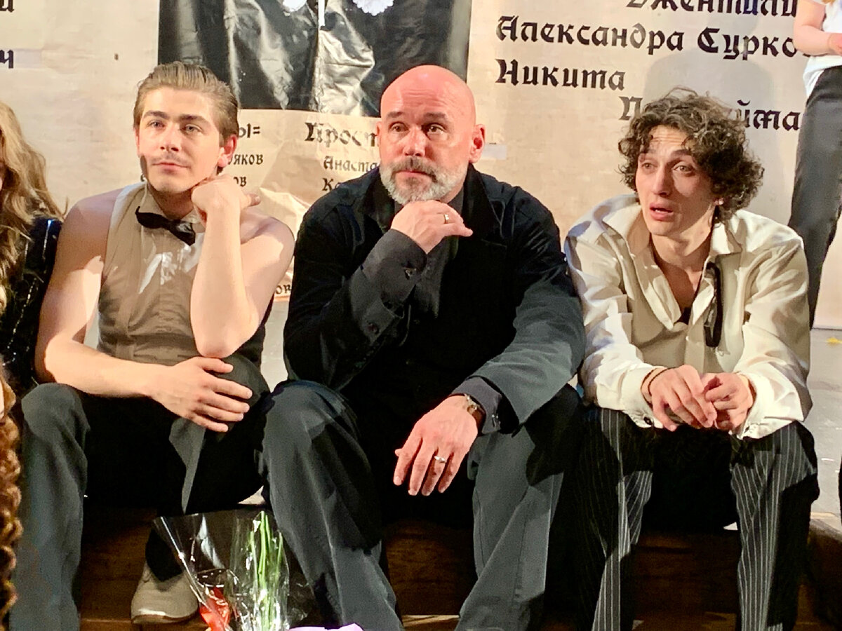 Фото: © Ольга Кнор/личный архив. После дипломного спектакля «Трехгрошовая опера». Слева направо: Никита Худяков, Максим Аверин, Мамука Патарава
