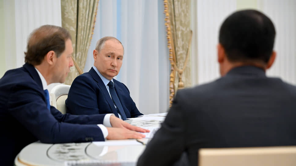 Фото: пресс-служба президента РФ📷Владимир Путин (в центре) и заместитель председателя правительства России - министр промышленности и торговли России Денис Мантуров (слева), 3 августа