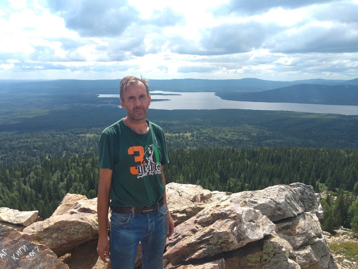 Вид на озеро с хребта Зюраткуль.