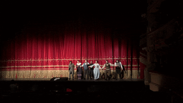 Во время представления фотосъека запрещена. Только на поклонах. 