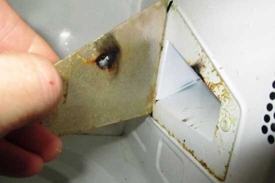 Жир затёк за слюдяную перегородку и из-за этого вся проблема