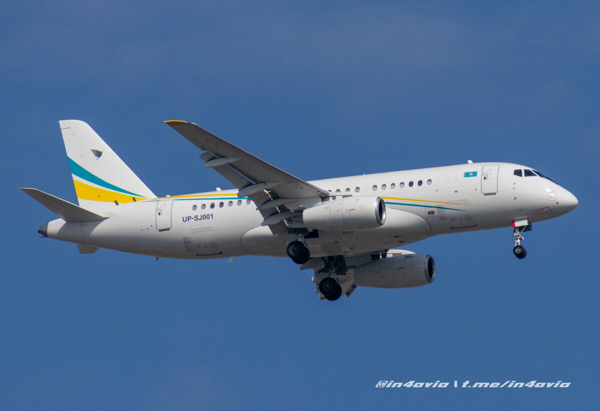 Борт UP-SJ001 Казахской компании Comlux заходит на посадку в аэропорт Ташкента