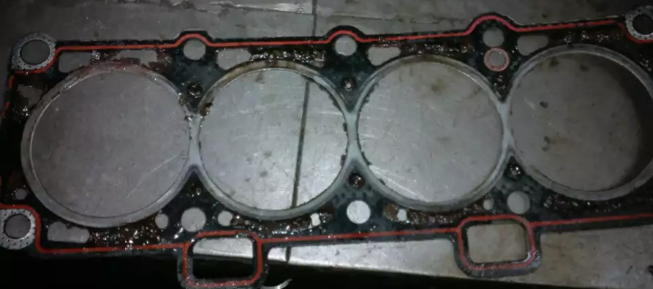 Прогоревшая прокладка ГБЦ. 