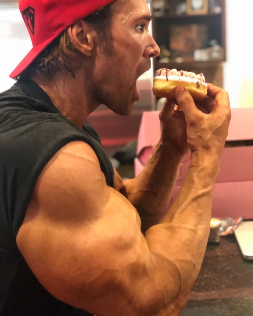 На самом деле Майк не так часто ест сладкое. 