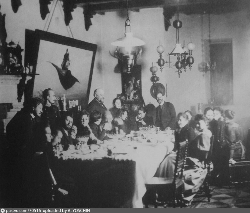 Обед в Столовой Мамонтова в 1889 году. На стене видим картину Васнецова «Ковер-самолет», которая замышлялась как реклама железных дорог