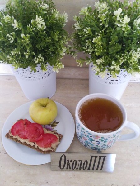 Фото перекуса: хлебец с паштетом и яблоко