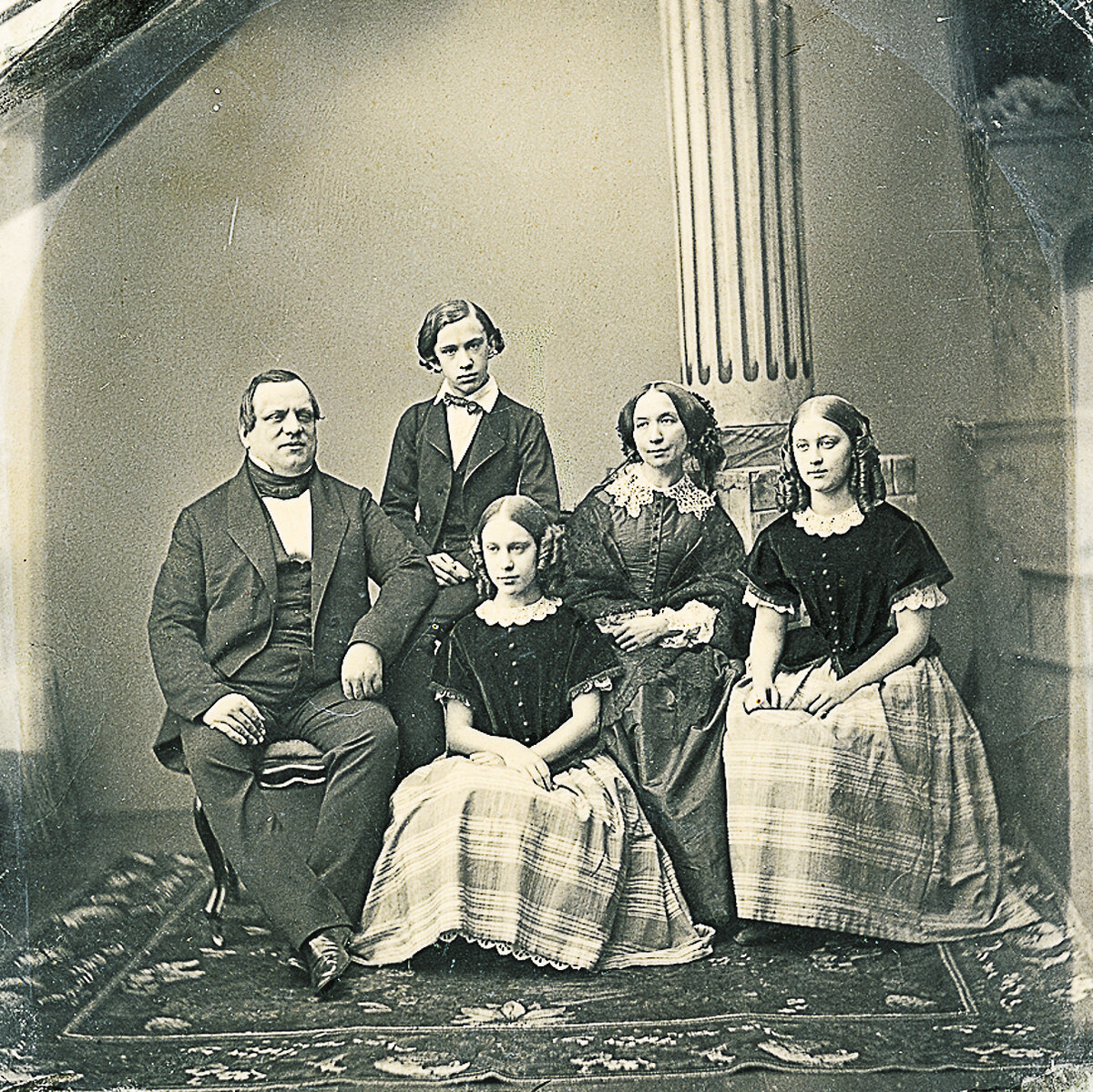 И т д проживающие. Оренбургская Купеческая семья Деевы. Семья купца Красильникова в Череповце 19 век.