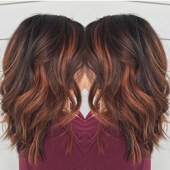 Медный балаяж: Красивые каштановые волосы с короткими медными бликами, такое сочетание на солнце смотрится абсолютно невероятно. Медные и коричневые оттенки всегда срабатывают вместе отлично. это окрашивание будет выглядеть одинаково хорошо как на прямых волосах, так и на локонах.