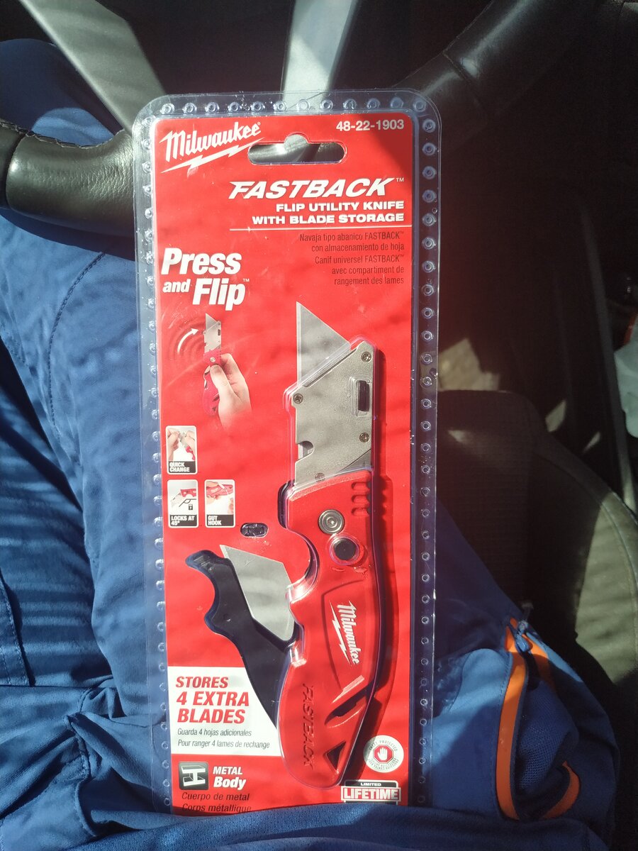 Поставляется в блистере, в комплекте одно лезвие 