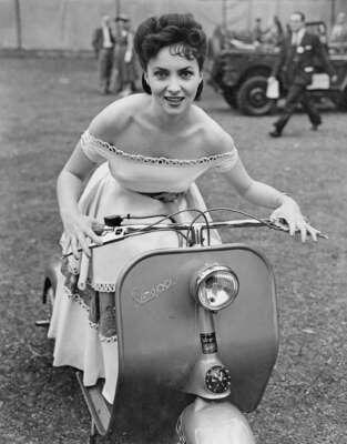 Наряды, в которых Джина Лоллобриджида появлялась в своих фильмах, нравились и женщинам, и мужчинам. Именно благодаря красоте, идеальной фигуре, а также сексуальным и стильным костюмам Лоллобриджида стала не только кумиром нескольких поколений, но и иконой стиля. Визитной карточкой Лоллобриджиды стали яркие декольтированные платья с широкими подолами; благодаря актрисе такой фасон до сих пор очень популярен.