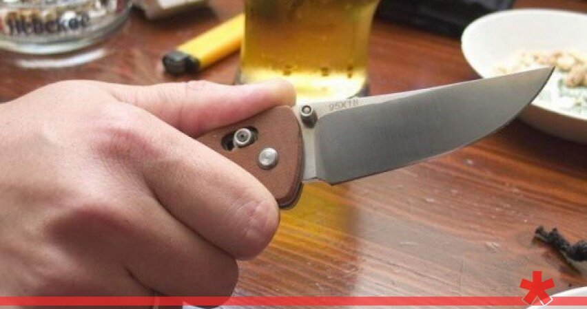 ПРИМЕЧАНИЯ14 июля, 12:48ПожаловатьсяДобавить автора в черный списокВ поселке Черноморское сотрудники полиции задержали мужчину, подозреваемого в нанесении ножевых ранений посетителю бара. Об этом сообщила пресс-служба МВД по Республике Крым.