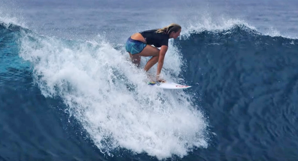 Бетани Хэмилтон оседлала волну // кадр из ролика на YouTube