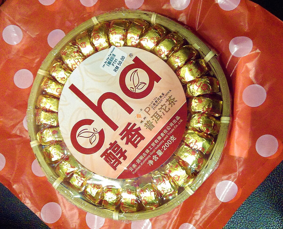 В  плетеной корзинке множество маленьких шайбочек-пуэрчиков