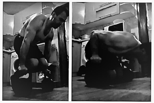 Когда на улице непогода или нет поблизости брусьев, отжимания на гирях с согнутыми ногами на вису – тоже вариант👌