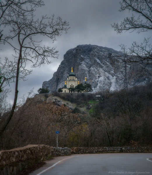 Храм на красной скале в Крыму