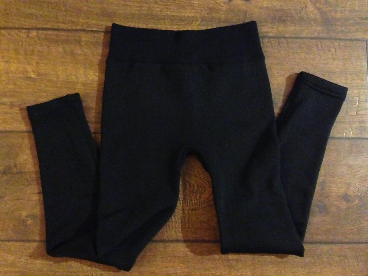 Простые чёрные штаны подойдут девочкам как леггинсы и мальчикам как поддёва